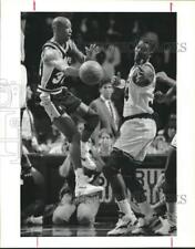 1992 Press Photo Sean Elliott and Hakeem Olajuwon jump for rebound in game picture