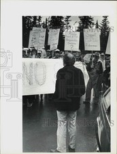 1984 Press Photo Governor Sheffield greeted by protesting fishermen in Kenai picture