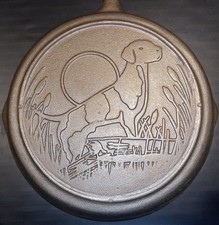 Vintage Lodge Cast Iron Skillet Bird Dog 10.25 #8 3 Notch Wildlife Series Rare picture