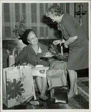 1967 Press Photo Mrs. O.W. Fisher serves tea to Mrs. W. Herbert Everitt at party picture