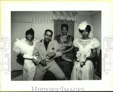 1991 Press Photo Glen Davenport with models wearing his designs. - noa83946 picture