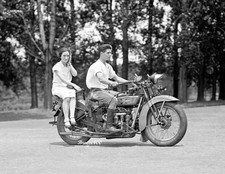 Vintage Biker Photo/ 1928 YOUNG COUPLE ON EXCELSIOR MOTORCYCLE /4x6 B&W Reprint picture
