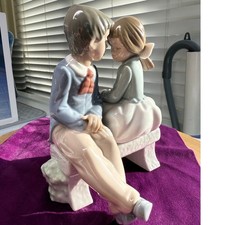 NAO Lladro First Love Figurine Boy Girl on Bench 1136 Pastel Glossy Excellent picture