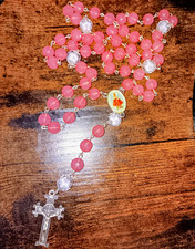 Rosario Cristiano de Cuentas de Vidrio Rosas con Crucifijo y Medallón Niño Jesús picture