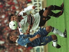Chelsea's Gianfranco Zola tussles for the ball with Ryan Giggs dur- Old Photo picture