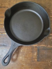 Pointy Handle #5 Cast Iron Skillet No-Notch Heat Ring, Restored and Seasoned picture