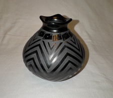 Mata Ortiz Blackware Pottery Vase by Oscar Quezada 4