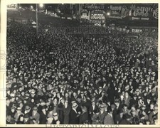 1936 Press Photo Crowd gathered in Times Square, New Year's Eve in New York picture