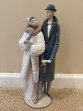 Lladro “On the Town” #1452 (Glossy). Couple llardo Exc. Cond. No Original Box. picture