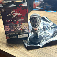 They Live Alien - Vinyl Figure Collectible -CultureFly Universal Horror Classics picture