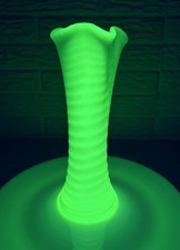 Model Flint #911 Ribbed Spiral Vaseline Opalescent Uranium Glass Vase c1899 EUC picture