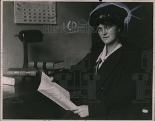 1917 Press Photo Miss Edith V. Phillips, First Woman Law Editor picture