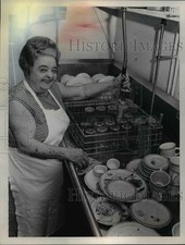 1971 Press Photo Mrs. Anna Murray Washing Dishes At Kenny King's  - nee85841 picture