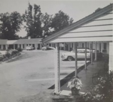 THE RILEY MOTEL - Unusually Nice Wilmington, NC Vintage B&W Postcard. Old Cars. picture
