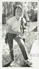 1986 Press Photo Archer Deborah Smith poses with her bow - lrb15628 picture