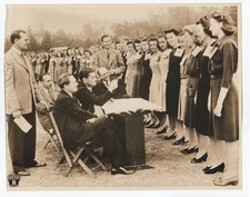 Roses Queen Parade Pasadena CA Men Picking Beauty Original Large Press Photo picture