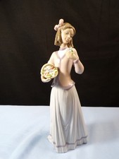 Lladro Porcelain Figurine #7644 Innocence in Bloom 1996 Collectors Society picture