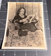 1930s WOMAN Reading March 1931 LIBERTY MAGAZINE Vtg Snapshot PHOTO picture