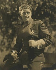British singer actor Harry Welchman holding glass bottle wearing 1930s Old Photo picture