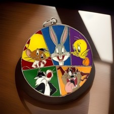 SIX FLAGS SPEEDY GONZALEZ & FRIENDS ENAMEL KEY CHAIN MAGIC MOUNTAIN LOONEY TOONS picture