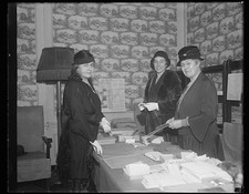 Photo:1931 1932 Women at Book Sale Table Vintage Interior Photo picture