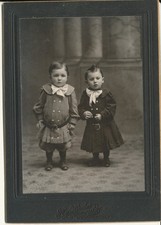 1895–1905 Cabinet Card STUNNING TWO BOYS PORTRAIT – Dresses – Milwaukee WI picture