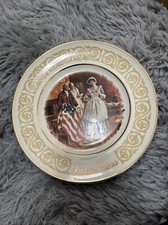 Avon Betsy Ross Plate, 1973 - 77 original box, old new stock picture