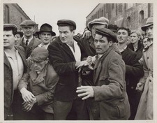Young Cassidy Rod Taylor Dublin Ireland Riot Crowd 1965 - Original Movie Photo picture