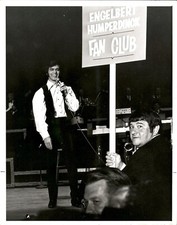 LAE7 Original Photo ENGELBERT HUMPERDINCK FAN CLUB SIGN @ CONCERT BRITISH SINGER picture