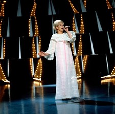Dusty Springfield performs on 1960's TV show in white gown 8x10 inch photo picture