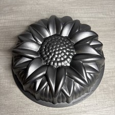 Nordic Ware 10 Cup Sunflower Bundt Cake Pan Dessert Mold Baking EUC picture