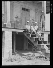Photo:Melrose Louisiana 1940 Children on Steps of Old Home picture