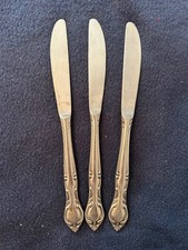Three Hampton Court dinner knives (8 7/8