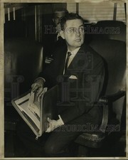 1964 Press Photo William E. Dunn holding folder full of documents in a courtroom picture
