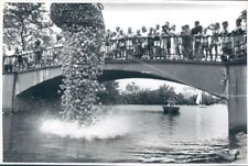 1995 Press Photo Spectators Watch Releasing of Ducks For Derby Esplanade Boston picture