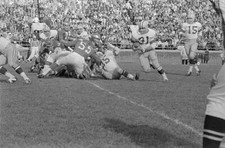 In this photo Jim Taylor Green Bay Packers skirts left end good- 1962 Old Photo picture