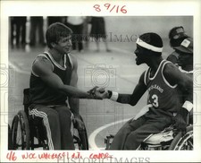 1985 Press Photo Joe Brown Gym - Rick Hansen, Larry Clark, Wheelchair Basketball picture