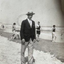 Antique Snapshot Photo Atlantic City Beach Seen 1927 Well Dressed Man - E1 picture
