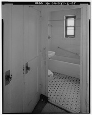 Photo:Atlanta Georgia Techwood Homes 1930s bathroom interior HABS closets picture