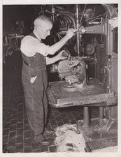 1940 Press Photo WWII Worker Uses Drill Press at Pratt and Whitney Aircraft Co. picture