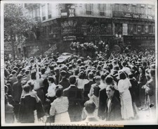 1944 Press Photo patriots gather to watch captured Germans in a Paris street picture