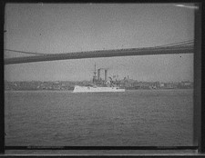 Photo:U.S.S. Iowa passing under Brooklyn Bridge picture