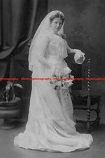 F024135 Young bride in long white dress with veil Aberdeen Scotland GB 1900s Edw picture