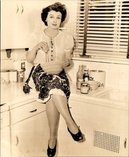 CGE51 Original Photo BEAUTIFUL 1940s ACTRESS RUTH HUSSEY IN KITCHEN COOKING picture