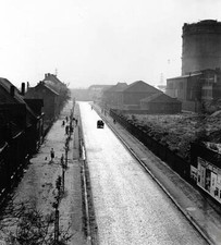 Strasse mit Wohnhausern am Rande einer Zeche in Gelsenkirchen 1959 60 Photo picture