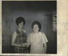 1968 Press Photo Ione Hebert receives a check from Ruth Montagino for Homedale. picture