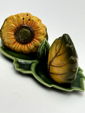 Vintage 1980s Unbranded Sun Flower and Leaf with Tray salt and pepper shakers picture