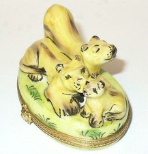 LIMOGES FRANCE BOX ~ FAMILY OF FEMALE LIONS & PLAYFUL CUB ~WILD CATS~ PEINT MAIN picture