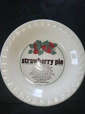 1983 vintage ceramic strawberry pie recipe plate featuring a scalloped rim picture