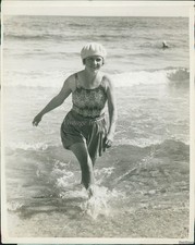 1929 Mrs Frederick W Proctor N Y C Frolics On Sea Spray Beach Society Photo 8x10 picture